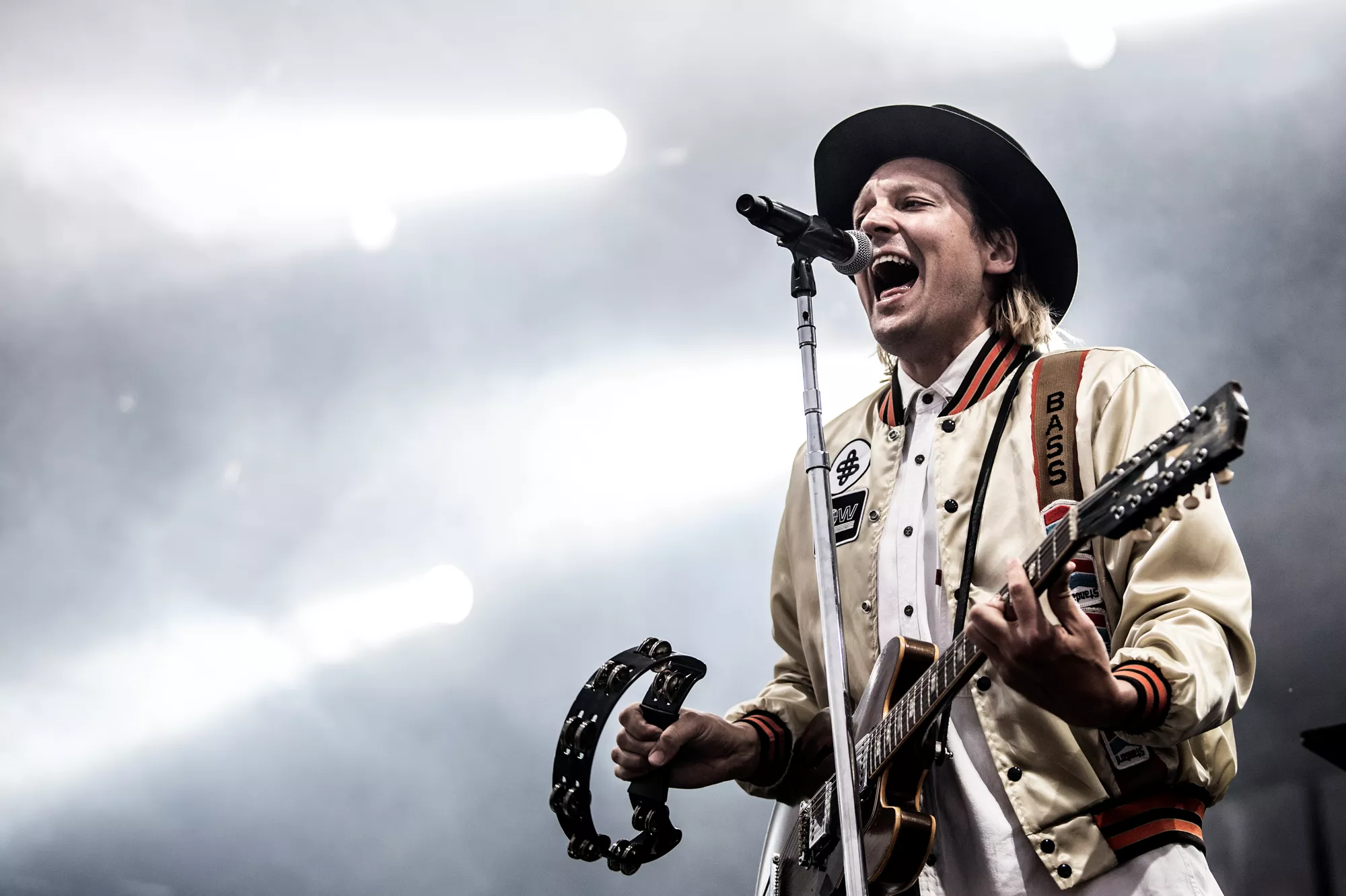 Se Arcade Fire-vokalisten synge sin egen sang på karaokebar