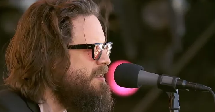 Se Father John Misty spille helt ny sang live