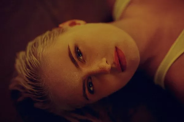 JULEKALENDER-LÅGE 24: Hør årets bedste sang ifølge Clara