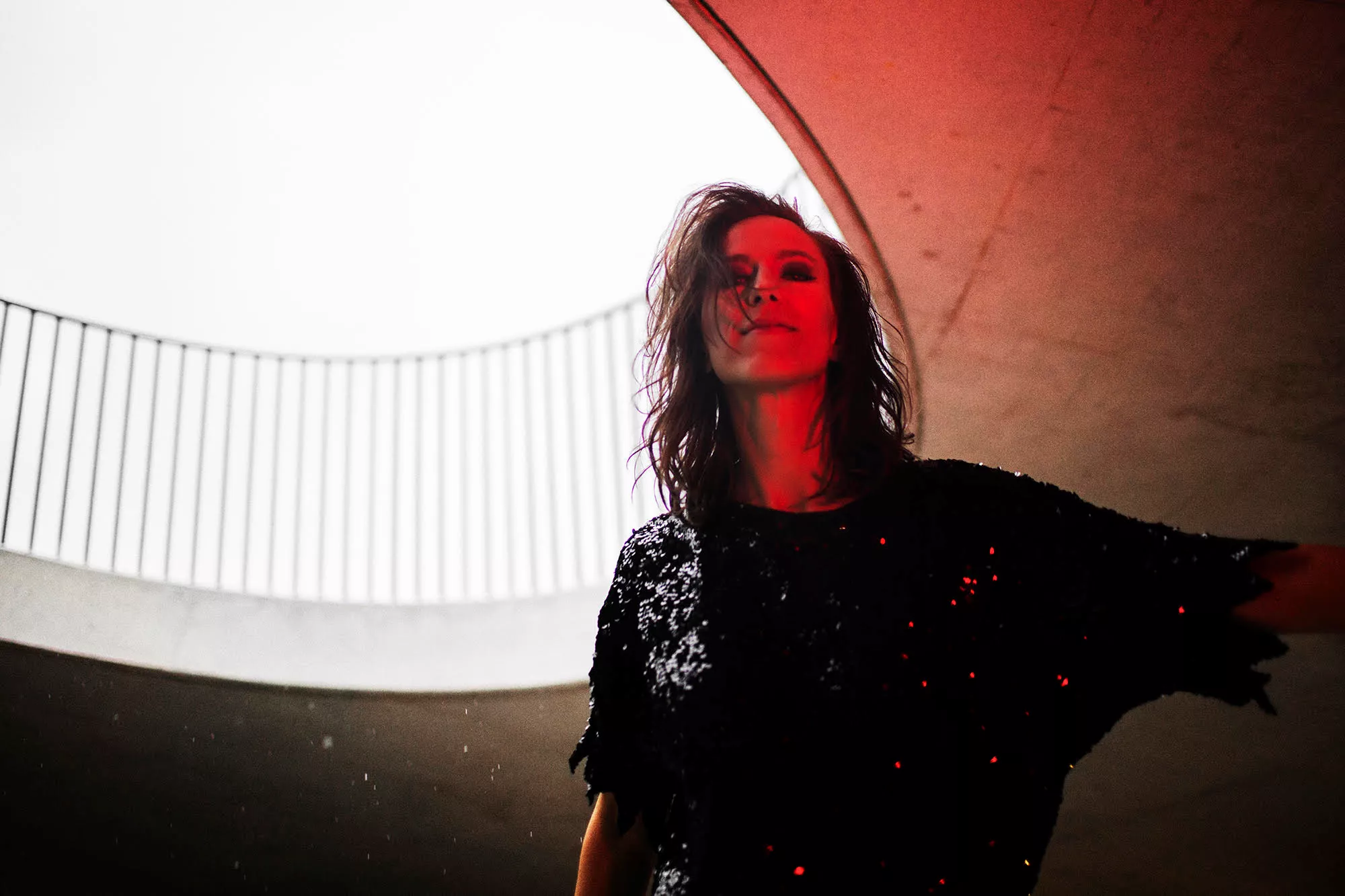 VIDEOPREMIERE: Turnéaktuelle Mathilde Falch går planken ud i ny single og video