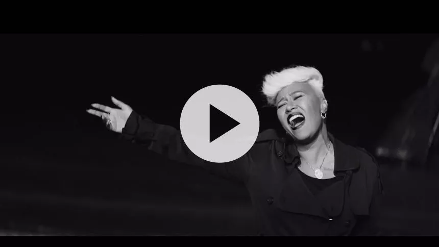 Emeli Sandé krænger sit hjerte ud i ny musikvideo