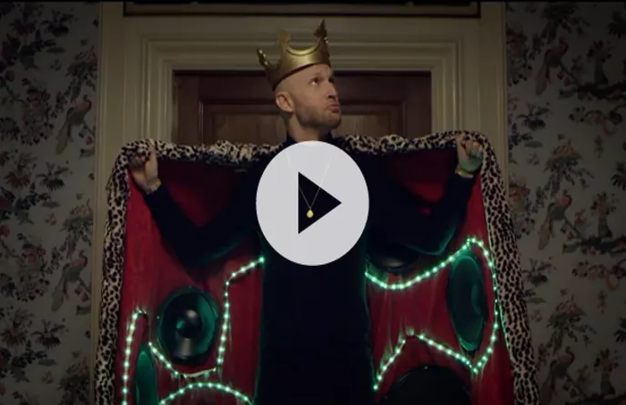 Video: Djämes Braun fyrer op for et farvestrålende festunivers