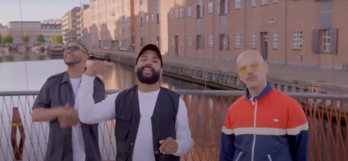 PREMIERE: Vild $mith varmer op til Covidhagen-koncert med sommerglad video