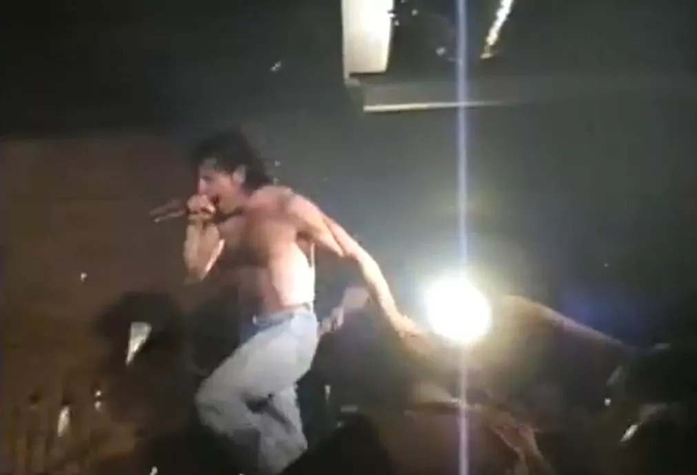 Tuppar av efter krossad flaska i bakhuvudet – vaknar upp och fortsätter