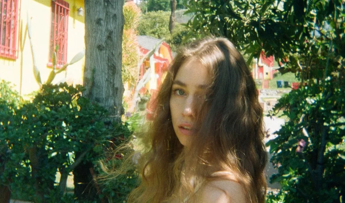 Kleos debutalbum føles som en sen aftentur under stjernerne