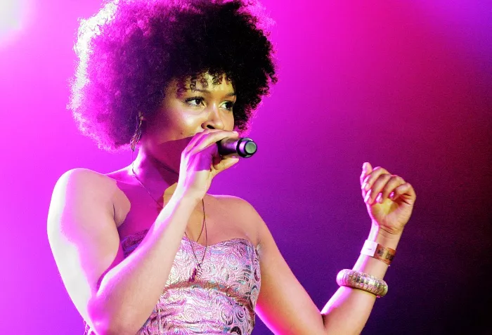 Nabiha til Vega med spændende opvarmning