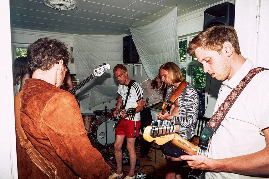 Med toget til Falster – til Roskilde-aktuelle De Underjordiske og Fribytterdrømme