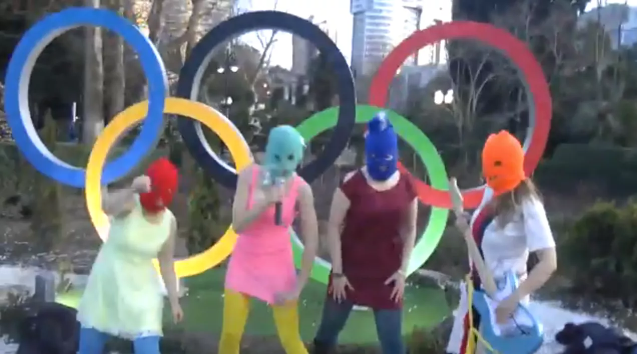 Se Pussy Riot få pisk for Putin-kritik