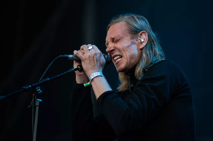 When Saints Go Machine giver koncert med symfoniorkester