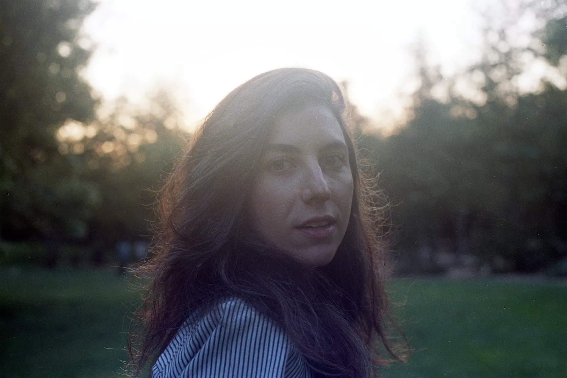 Femstjernede Julia Holter giver dansk kirkekoncert