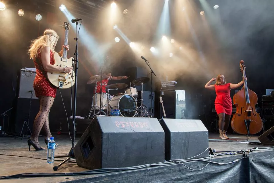 Hedvig Mollestad Trio: Kanonscenen, Pstereo