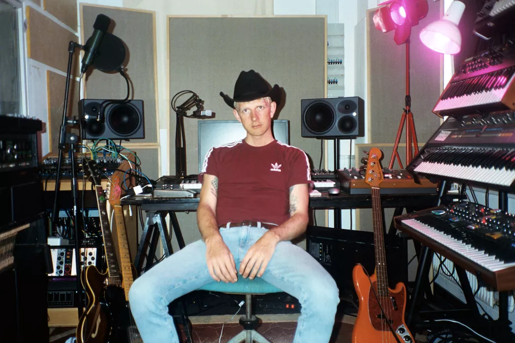 VIDEOPREMIERE: Masasolo udgiver ny single med tilhørende 70'er-video