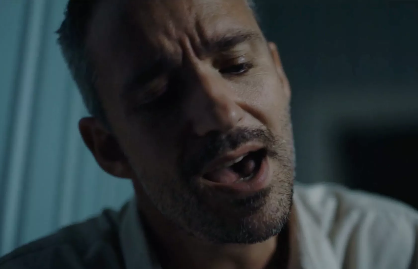 Rasmus Walter kæmper sig op til overfladen i ny video – og annoncerer album