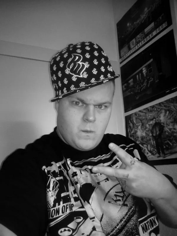 Kalle Pimp skriver kontrakt med Jon