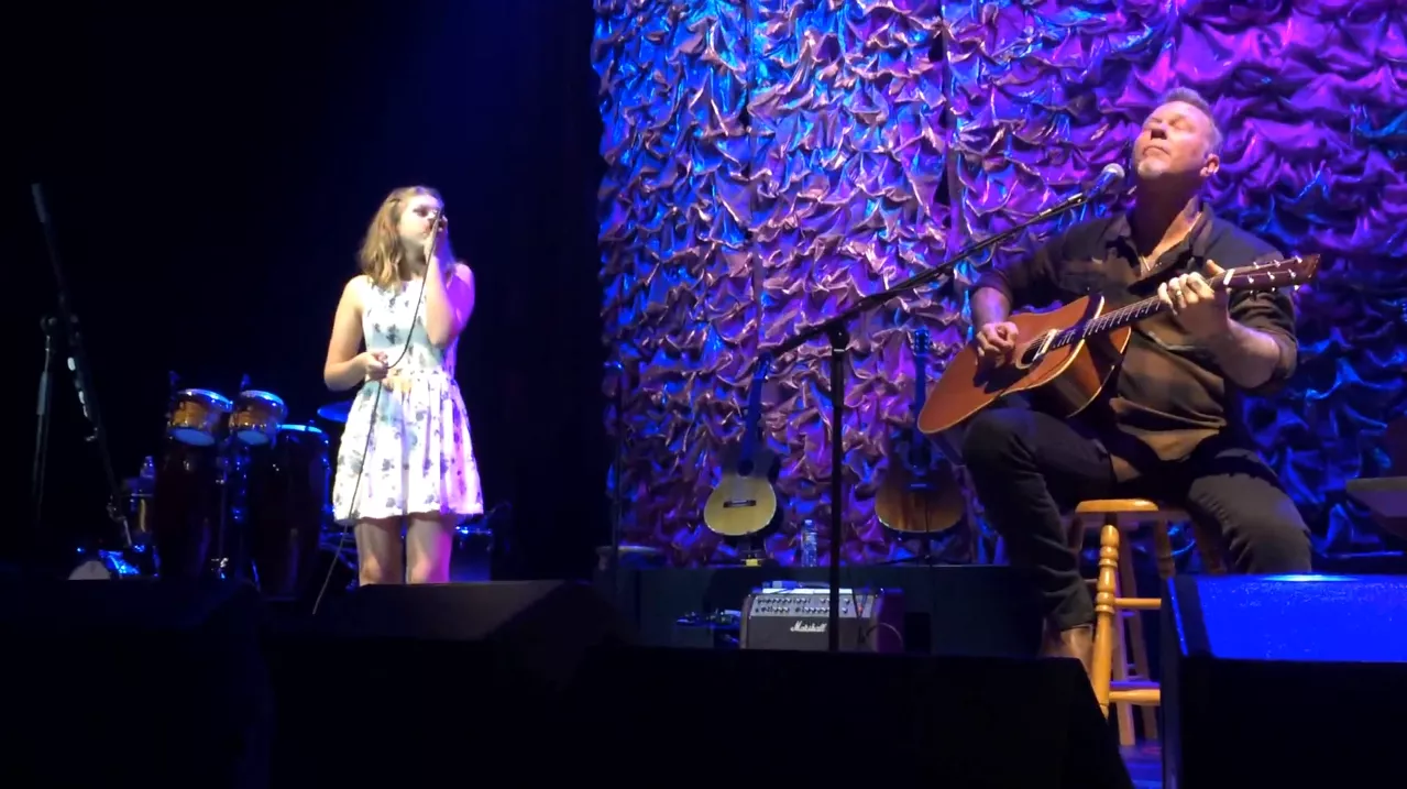 Sød video: Stolt Metallica-frontmand har sin datter med på scenen