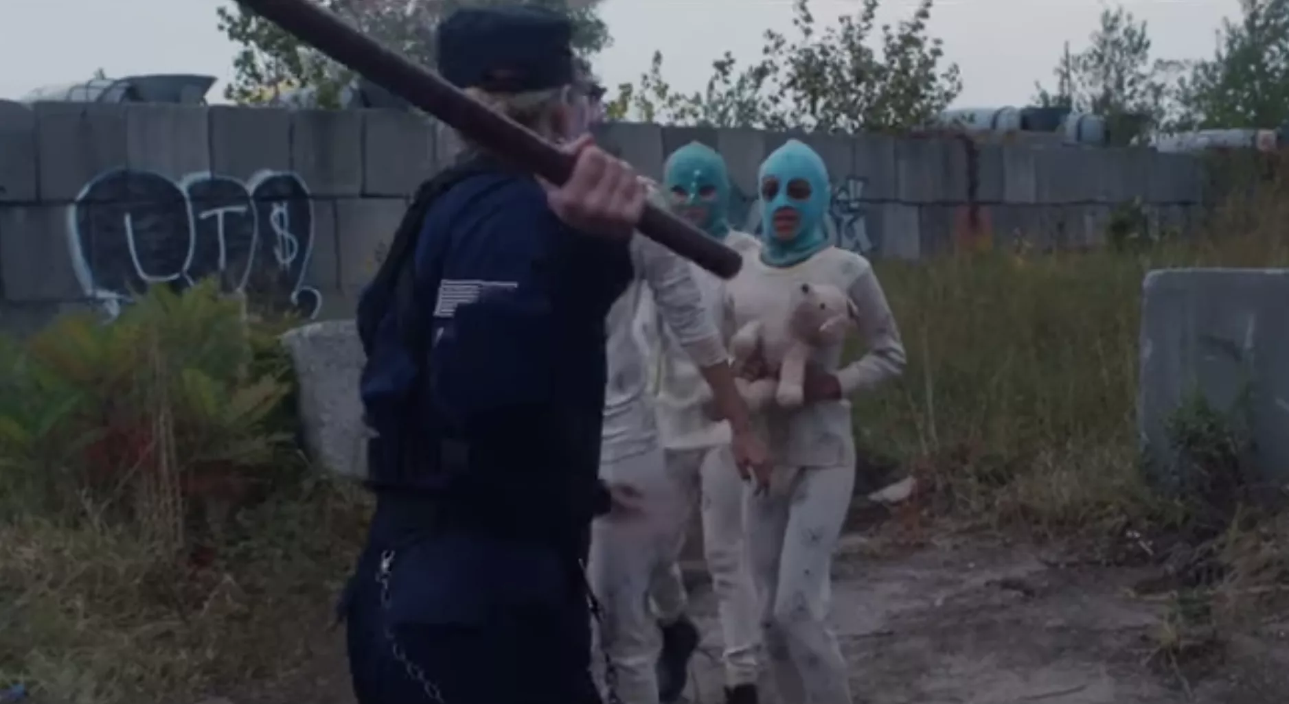 Stjärnan agerar polis i våldsam musikvideo