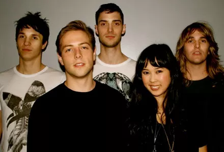 The Naked And Famous til Loppen