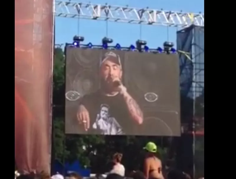 Pige forulempes under crowdsurfing – så går sangeren amok