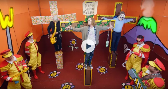 Se Kurt Cobain bli korsfestet i Father John Mistys nye musikkvideo