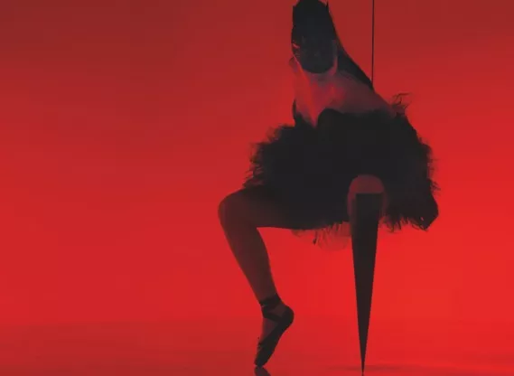Se benamputeret sangerinde give den gas i flot musikvideo