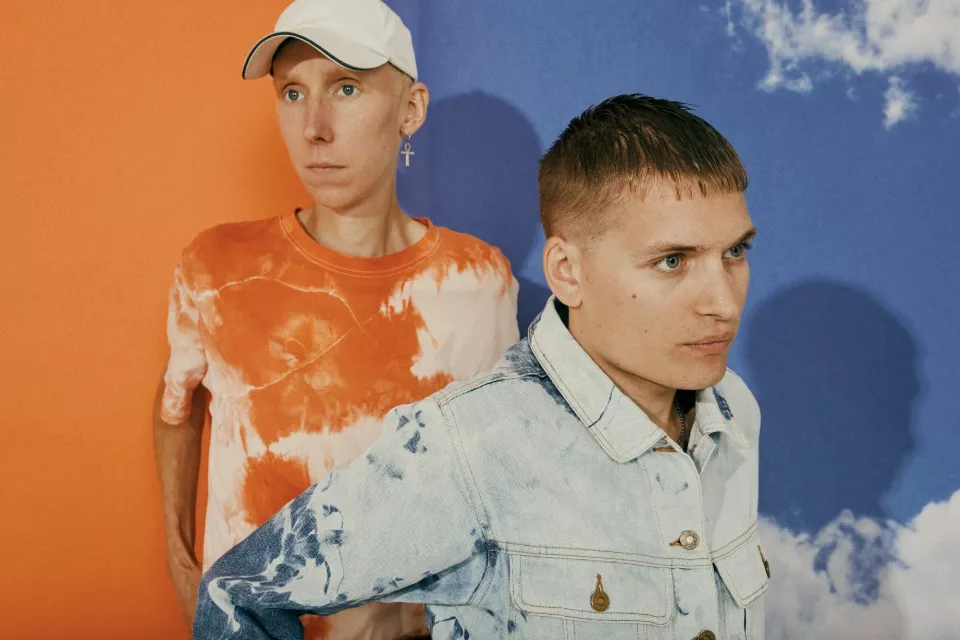 ANMELDELSE: Synthcroonerens lykkelige album