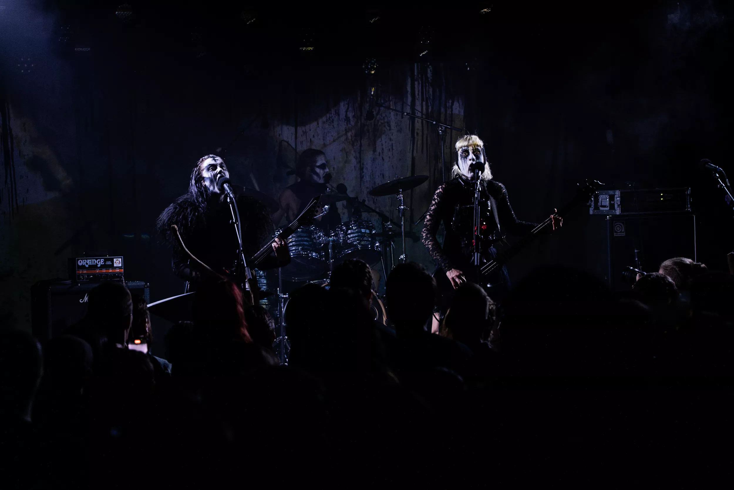 Ved at optræde nøgne afseksualiserer de kvindekroppen