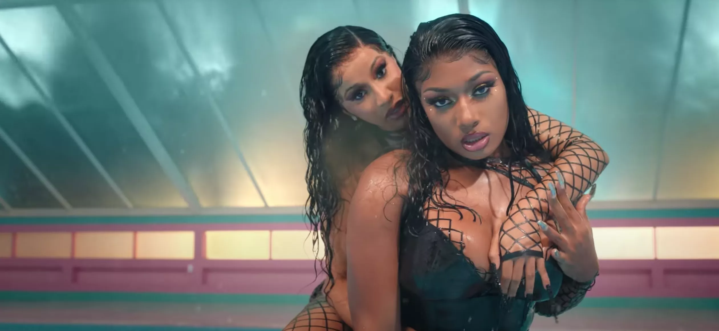 Cardi B deler bag-kulisserne-video: ”Den slange er fandens stor”