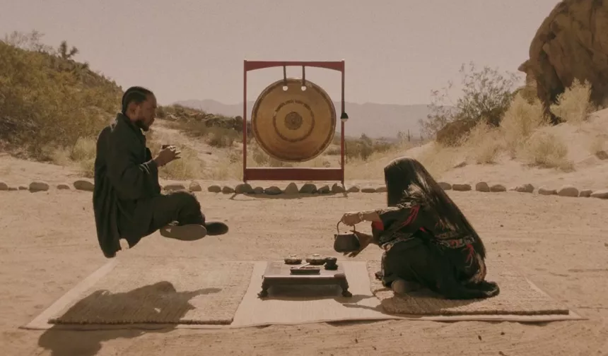 Se Kung Fu Kenny blive domineret af SZA i ny video