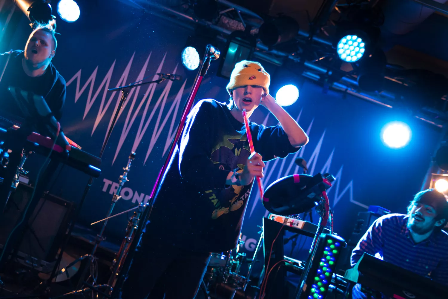 Premiere: Whales & This Lake - Right Hand Finger