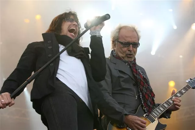 Foreigner og Journey til Vega