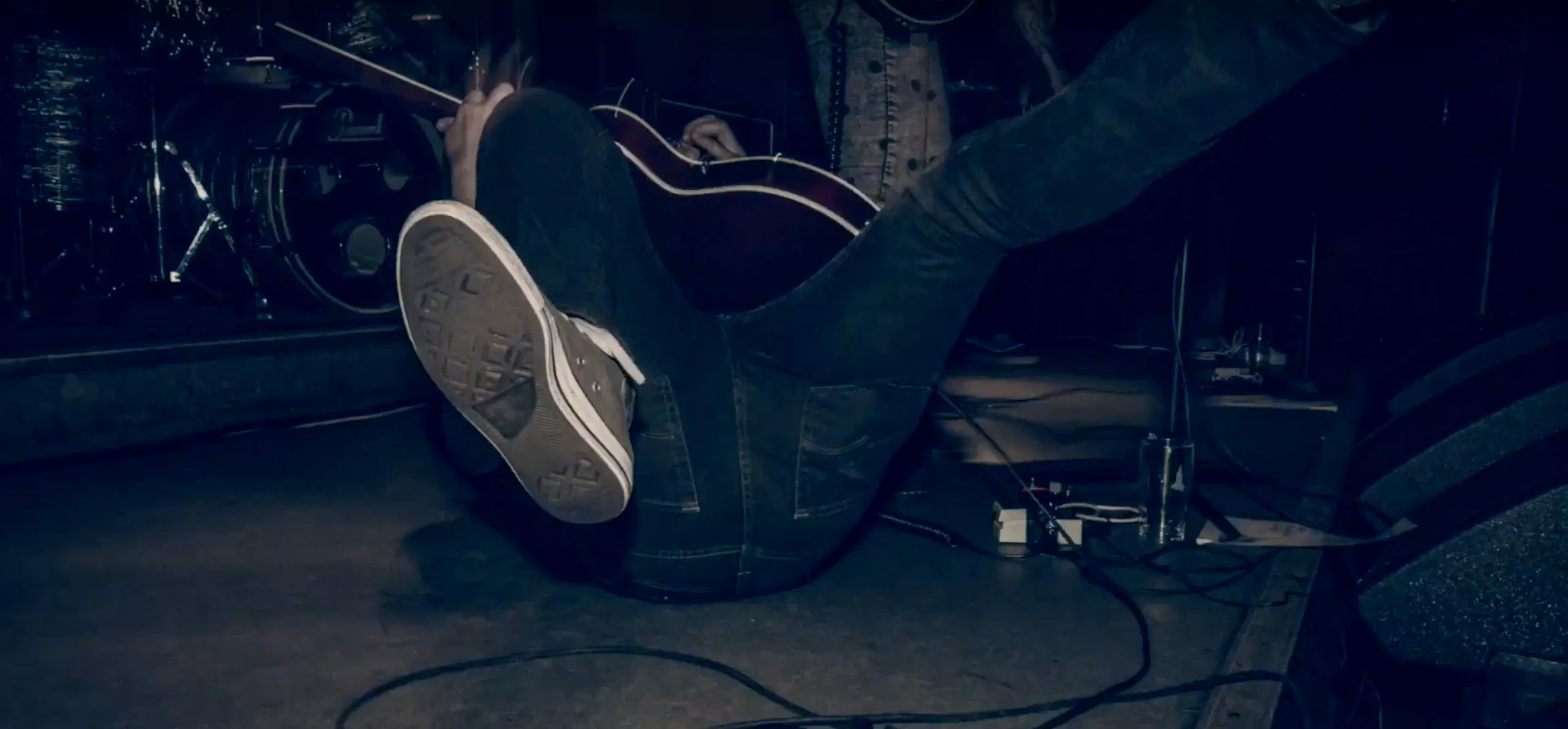 — Ta deg en pils, spill den på 11 og la naboene skjelve