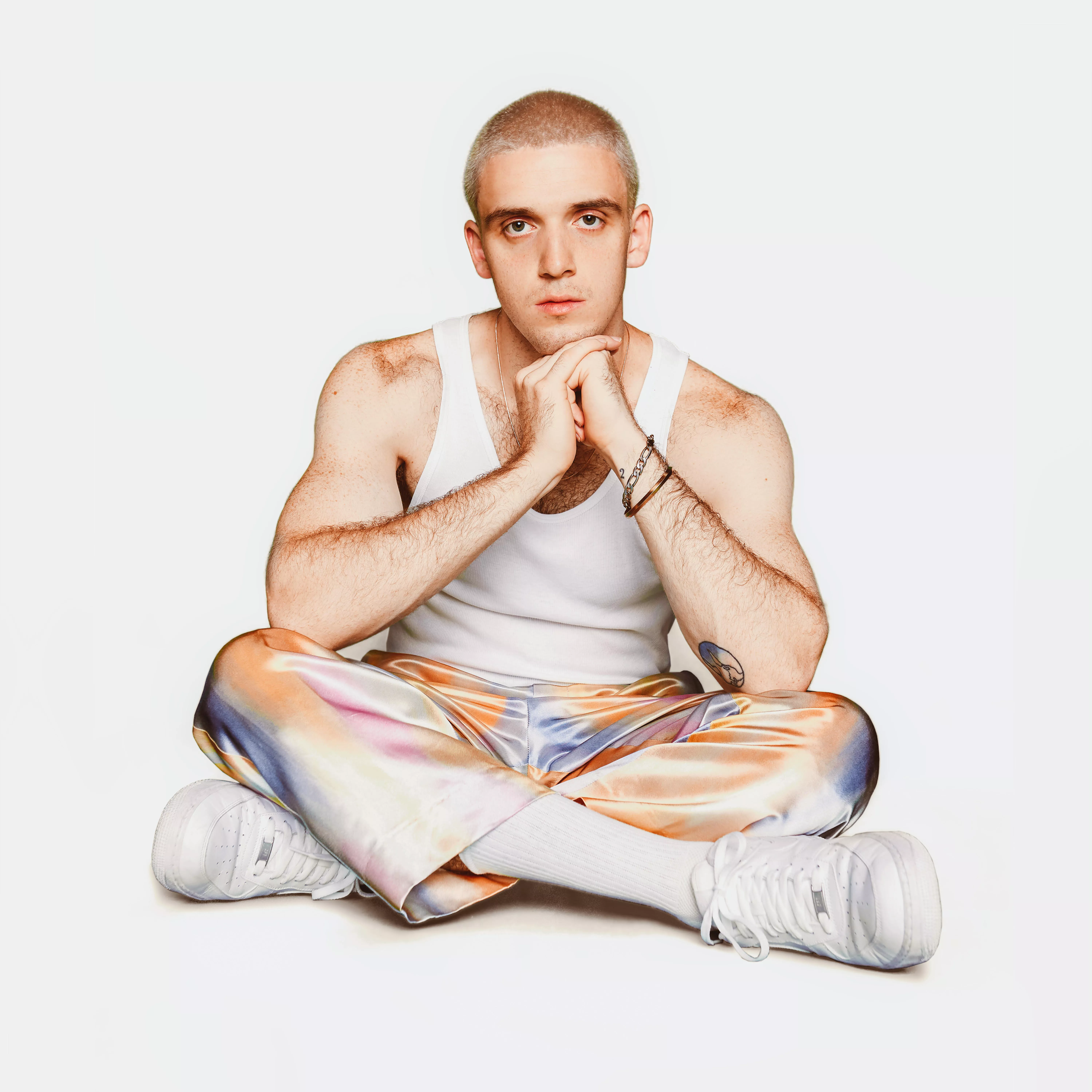 STORT LAUV-INTERVIEW: Hitmageren lader følelserne flyde