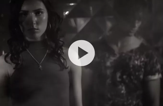 Pop-stjerneskuddet Nayah synger om Bad Bitches i nattelivet