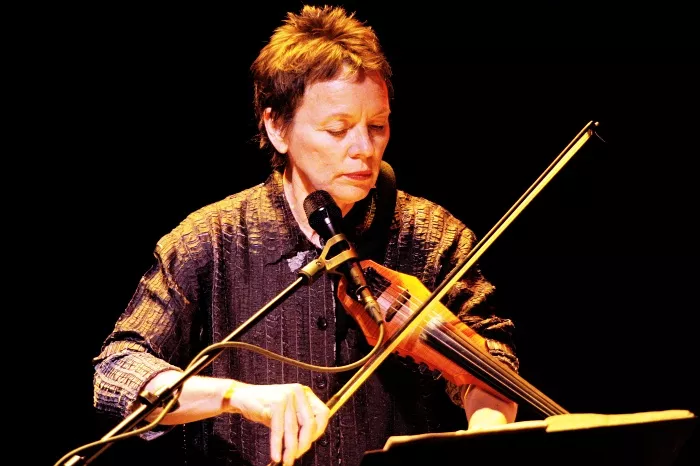 Multikunstneren Laurie Anderson giver dansk koncert