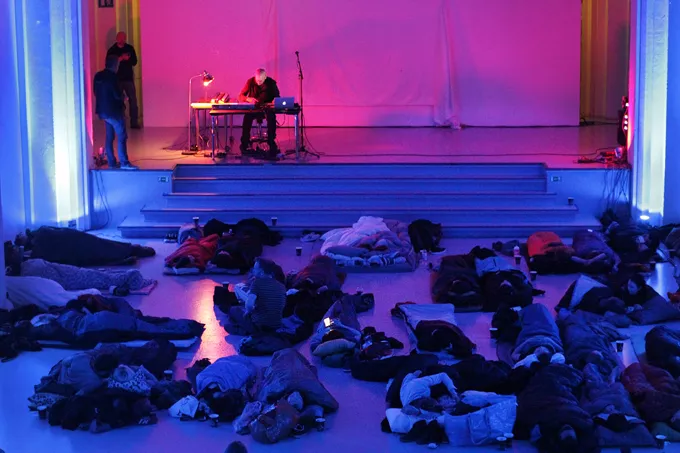 Billedet stammer fra en lignende sovekoncert med amerikanske Robert Richs i Nikolaj Kunsthal, København i april 2005