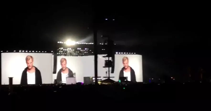 Här hedras Avicii av tusentals fans på Coachella