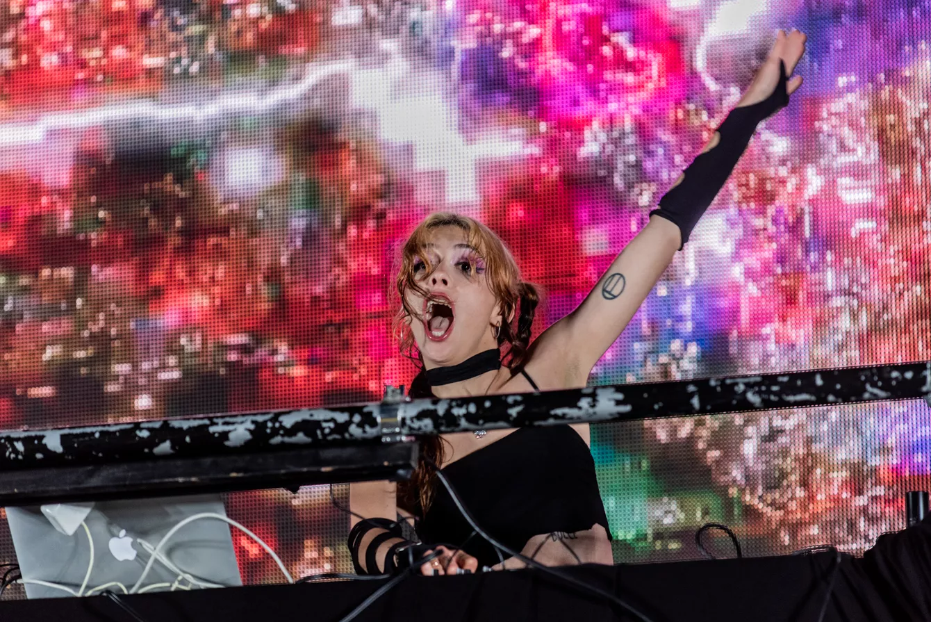 Debbie Sings er en heks fanget i en rumraket