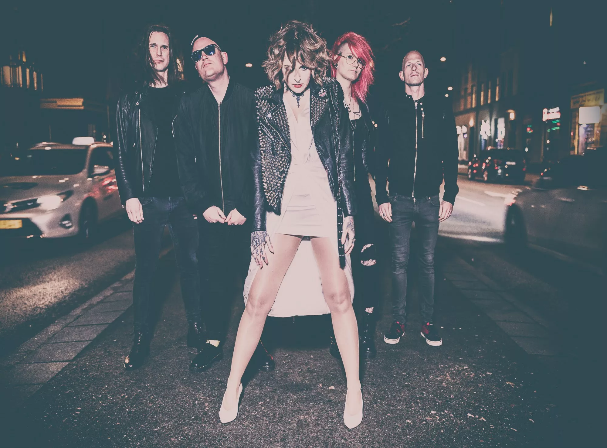 “Jag klippte till honom och bröt fingret” – intervju med The Headlines