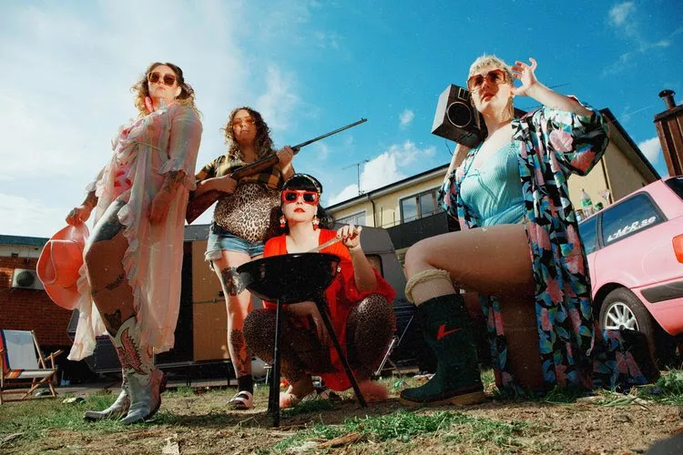 Rebeller på korståg mot förlegade könsroller