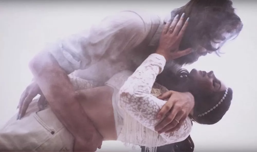 Se Lana Del Rey og Father John Misty i het omfavnelse