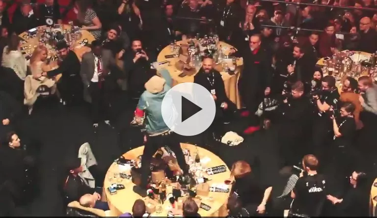 Bring Me The Horizon-sanger: Stunt til prisshow var ikke Coldplay-protest