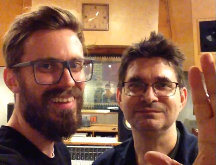 Highasakite-Kristoffer i studio med produsentlegende