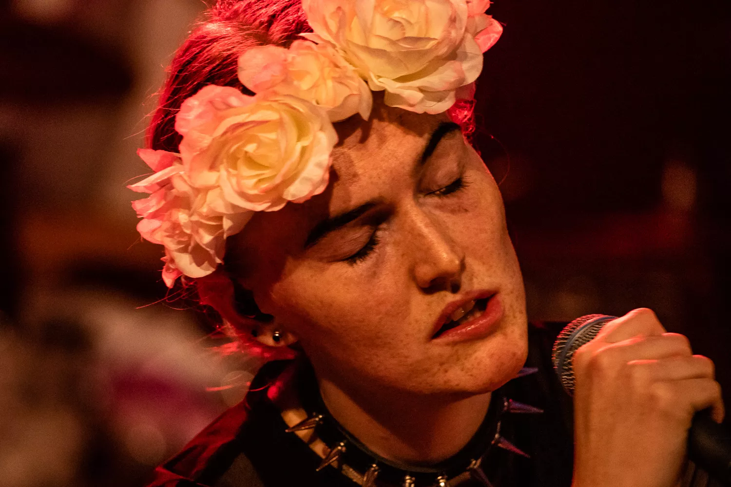 ANMELDELSE: Ambitiøs kunstner med uforløst live-potentiale