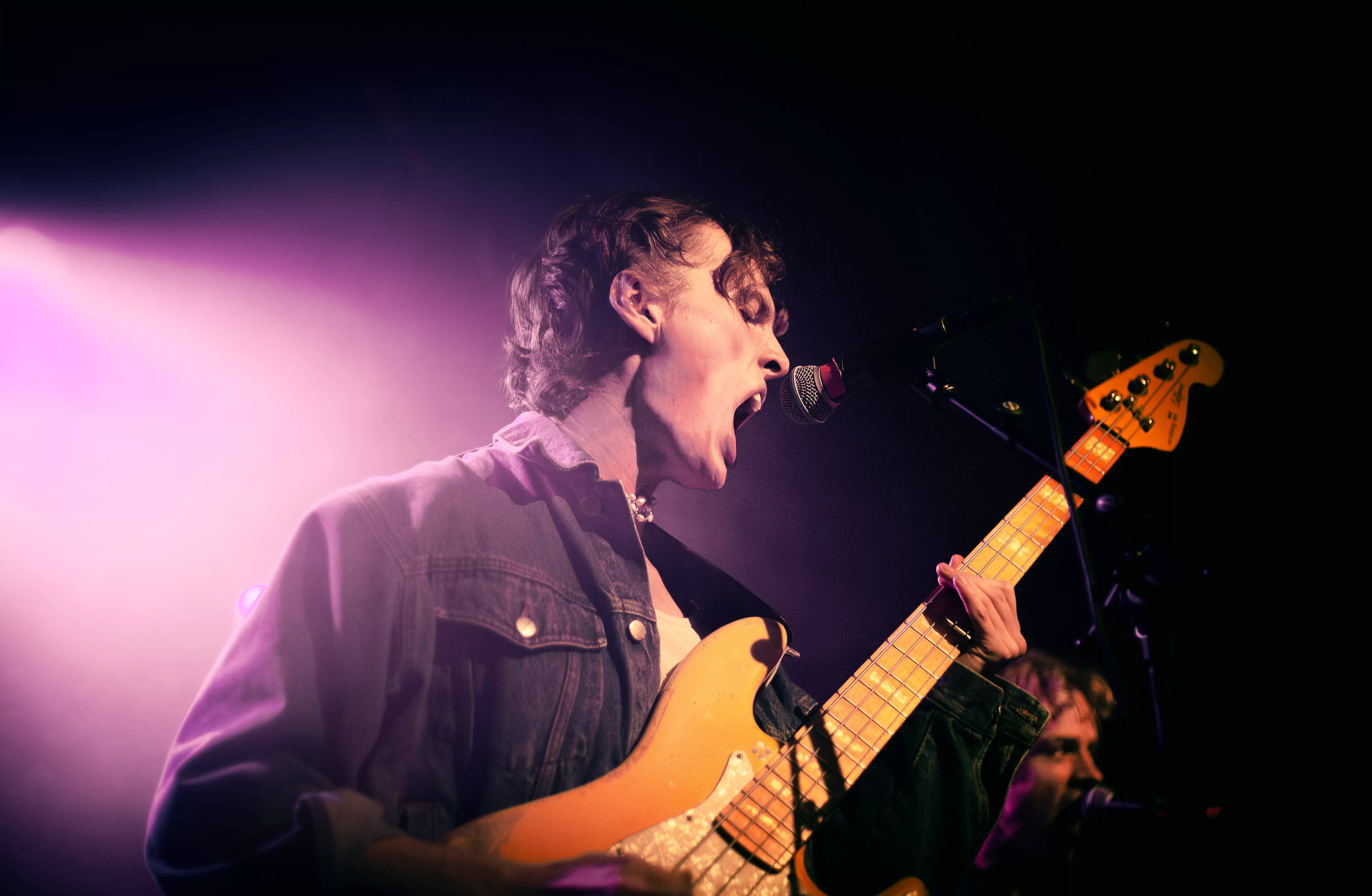 Mosh, BH og knust glass