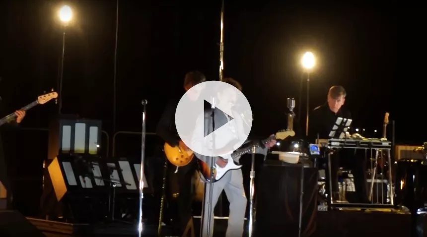 Bob Dylan spiller guitar på scenen for første gang i fire år