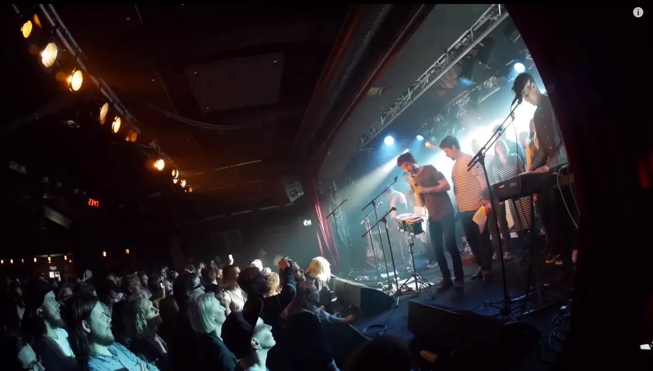 Se svenska indieband köra ABBA-klassiker ihop