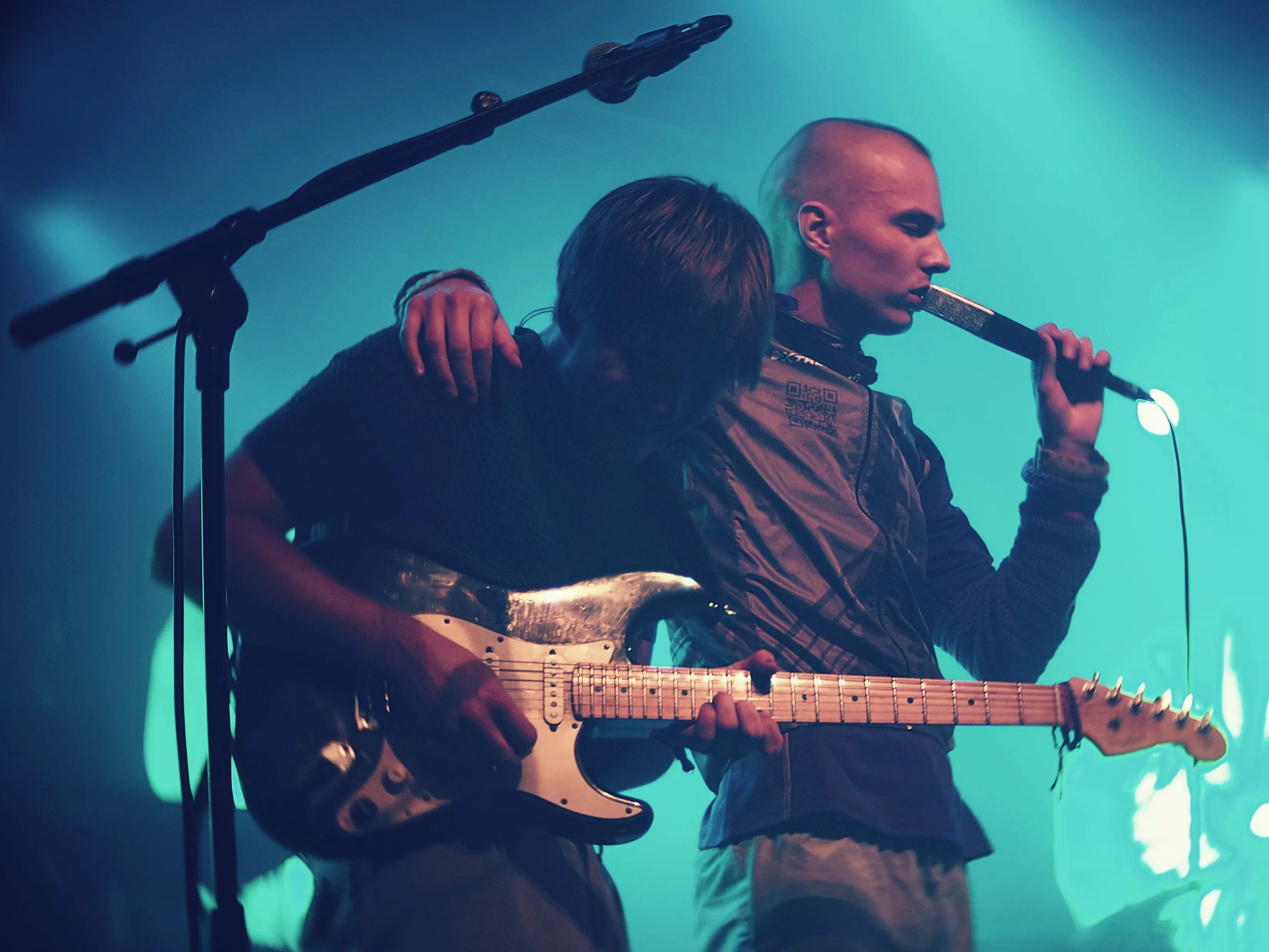Syrlig samfundskritik på lette dansefødder går rent ind