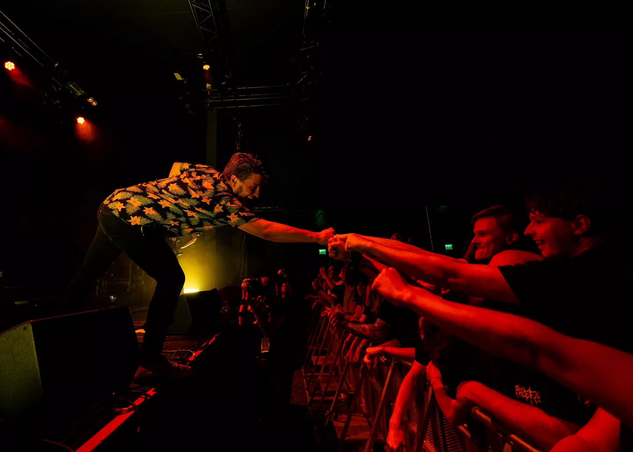 Nedstämda gitarrer och smattrande trummor