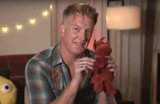 Fald i søvn til Queens of the Stone Age-frontmands blide røst