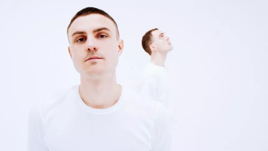 Julias Moon udgiver ny single – og teaser debutalbum